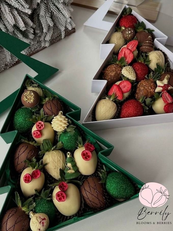 Cajas en forma de árbol de Navidad con fresas cubiertas de chocolate