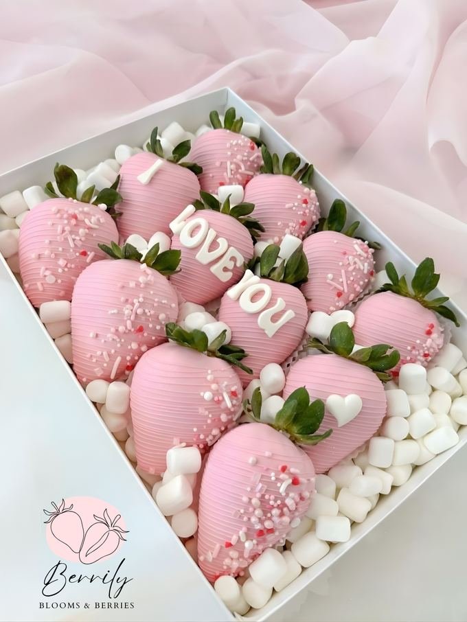 Caja de doce fresas cubiertas de chocolate rosa decoradas letra por letra