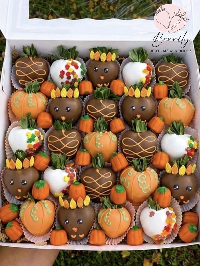 Caja grande de fresas de Thanksgiving con pavos, calabazas y hojas de otoño