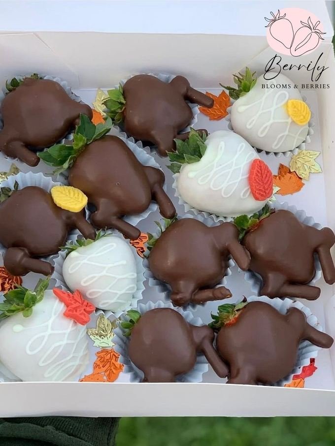 Caja de doce fresas con forma de pavo en chocolate de leche y blanco